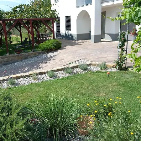 Apartma Nona Roza